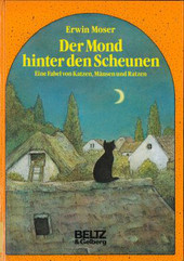 Der Mond hinter den Scheunen